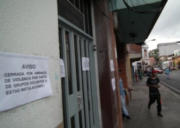 Un cartel idéntico fue pegado en al menos 6 sedes del CNE en todo el país
