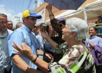 Capriles recorrió la extensa cola y saludó a quienes esperaban su turno para validar las firmas