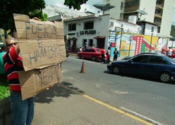 Aunque oficialistas que estaban reunidos en la plaza Danilo Anderson le gritaron y fotografiaron, Hernández no se movió de la única esquina de la plaza Bolívar tequeña