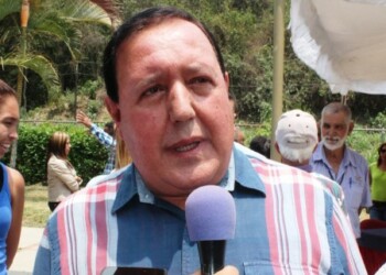 Rodríguez lamentó que el CNE insista en hacer difícil el proceso a los venezolanos.