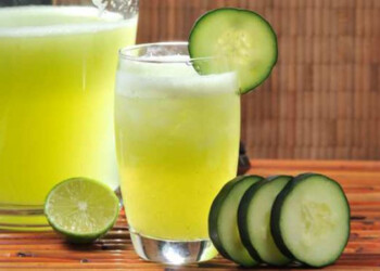 Nada mejor que llegar a casa y tomarnos un buen vaso de agua con pepino y limón bien fresquito.
