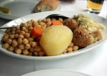 Judías pintas o blancas, lentejas, garbanzos… Cualquiera de estos tradicionales platos de cuchara, siempre que no estén repletos de grasa, tienen lo mejor de las sopas y lo mejor de las proteínas.