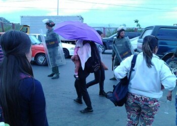 Madres con niños en brazos corrieron para evitar ser víctimas de maltratos físicos