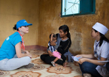 Katy Perry ha realizado un llamamiento para prestar más ayuda a los niños desfavorecidos en la pujante Asia.