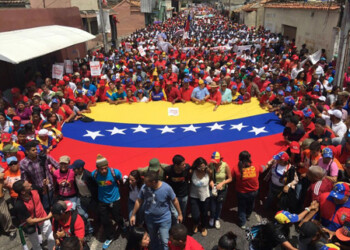 El pueblo venezolano se movilizó este sábado en respaldo al Gobierno del presidente Nicolás Maduro, ante las embestidas imperiales que pretende socavar la independencia de Venezuela.