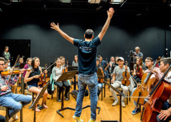 La Orquesta de Sueños El Sistema Suecia, creada por el director venezolano Ron Davis Alvarez está conformada por niños niños entre 14 y 17 años.