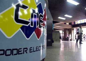 Realizó acto político con una tarima en calle Ribas de Los Teques