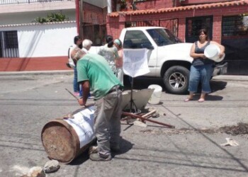 Vecinos colocaron una barricada para impedir el paso de carros