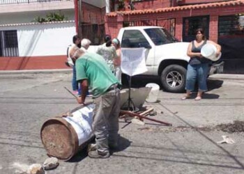 Vecinos colocaron una barricada para impedir el paso de carros