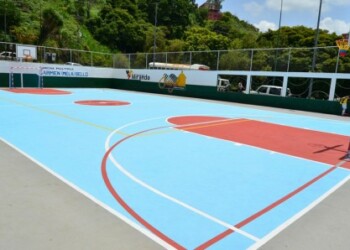 Cancha construida y entregada por el gobierno regional