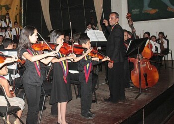 Solos de violines impactaron a los asistentes