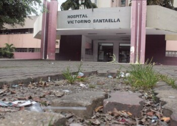 Huecos generan caídas en los alrededores del nosocomio local