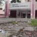 Huecos generan caídas en los alrededores del nosocomio local
