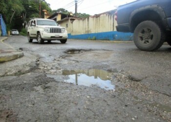 Huecos en la vialidad mantienen molestos a los conductores
