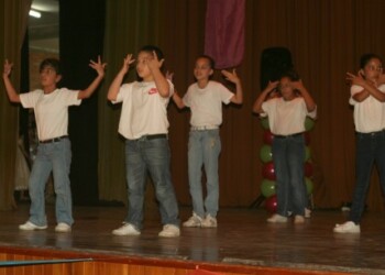 Alumnos de 4to “B“ bailaron “Andas en mi cabeza“