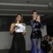 Adriana Villasmil atraviesa la pasarela junto a su modelo tras recibir el certificado del diplomado