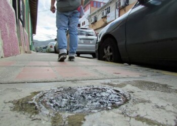 El agua se desperdicia malamente en la calle Sucre