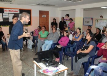 Padres despejaron sus dudas durante el conversatorio