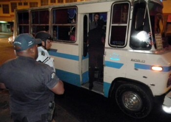 Funcionarios policiales inspeccionan autobuses en busca de antisociales