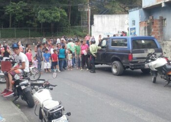 Atravesados en la vía principal del sector los vecinos impidieron el paso de vehículos por varias horas