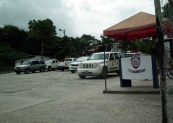 Los hampones vaciaron los peines de sus pistolas contra el comando policial