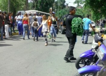 Todos los domingos se instalan vendedores de hortalizas, frutas, jugos y otro