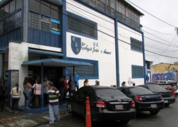 Padres encolerizados por nuevos precios en mensualidades de los colegios