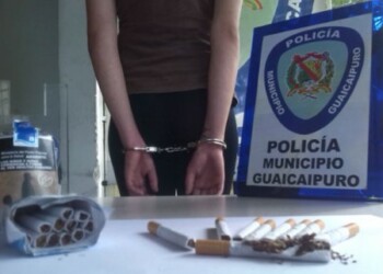 La fémina fue esposada luego de que funcionarios corroboraran que la caja de cigarrillos contenía marihuana