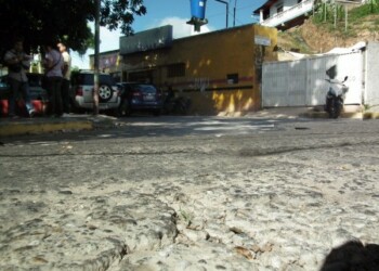 Huecos interrumpen el flujo vehicular por la zona