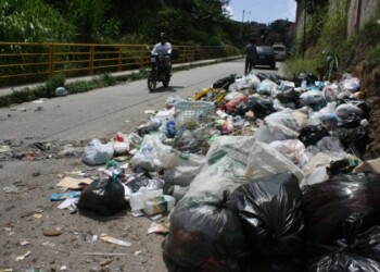 Los desechos obstaculizan un canal de la carretera