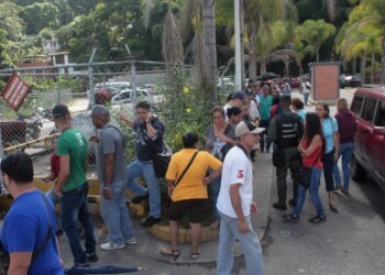 A pesar de que la mayoría señaló que el gentío se aglomeró desde tempranas horas de la mañana, otros sabían que venderían e hicieron cola desde el lunes