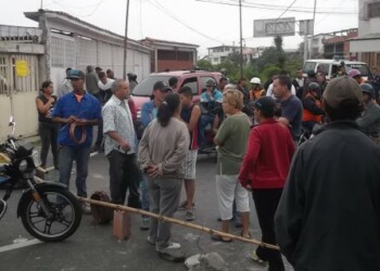 Con palos y piedras obstruyeron el paso este miércoles por la mañana