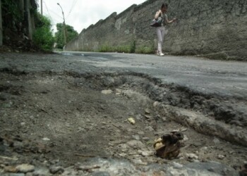 Huecos interrumpen el flujo para transitar por la zonaHuecos interrumpen el flujo para transitar por la zona