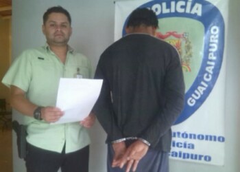 La policía lo detuvo luego de presentar una sospechosa actitud