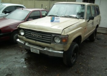 La camioneta fue abandonada por los maleantes en la subida de El Panadero