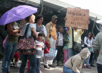 Con pancartas en mano un hombre pedía ayuda porque señalaba “es insostenible lo que estamos viviendo. Esto no lo aguanta nadie”
