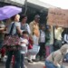 Con pancartas en mano un hombre pedía ayuda porque señalaba “es insostenible lo que estamos viviendo. Esto no lo aguanta nadie”