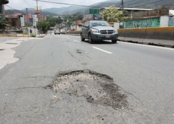 Conductores corren peligro de sufrir colisión por estado de la carretera