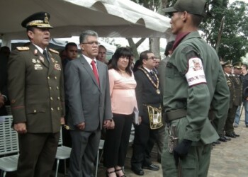 Las ofrendas florales ante la estatua ecuestre de Miranda fueron entregadas por niños mirandinos