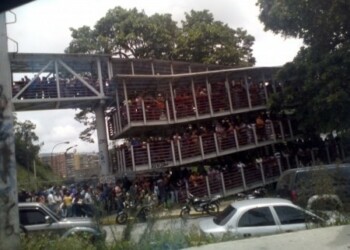 Largas colas este martes para entrar a La Cascada