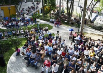Más tarde el Trío Los de América emocionó a los que vivieron su juventud en la época de oro del género de boleros