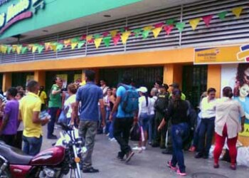 Miles de personas abarrotaron los supermercados de Cúcuta
