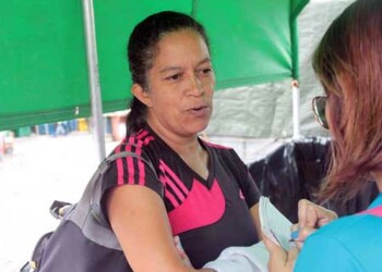 Lisbeth Reyes espera desde hace 8 meses ser operada de un quiste ovárico.