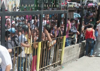 En la larga fila que recorría la avenida Miranda esperaban unas 300 personas para comprar azúcar, papel higiénico, leche y jabón de lavar