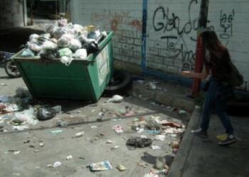Los desechos sólidos abundan en  las adyacencias de la comunidad