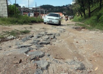 Huecos se hallan por doquier en la carretera