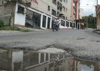 Vecinos responsabilizan del mal estado de la vía a Hidrocapital y a la falta de asfaltado
