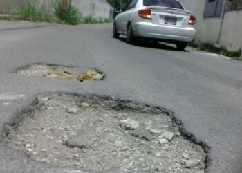 Los huecos tienen vueltos leña a los vehículos que transitan por la zona