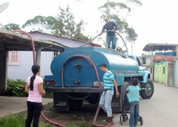Camión cisterna abastece la comunidad semanalmente