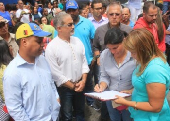 Simpatizantes de Maduro denunciaron a la MUD ante fiscalía en Los Teques.